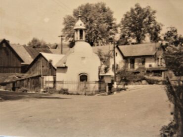 Kaplička na návsi z r. 1864 ( foto kolem r.1955)