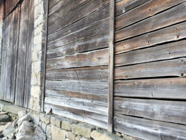 dřevo na starých budovách je ničím nenahraditelný artikl