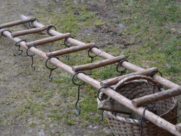 žebříková hambálka na hrnce a pánve